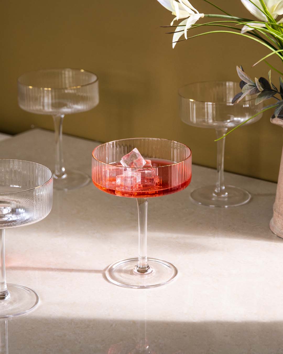 Coupe-Cocktailglas mit Drink