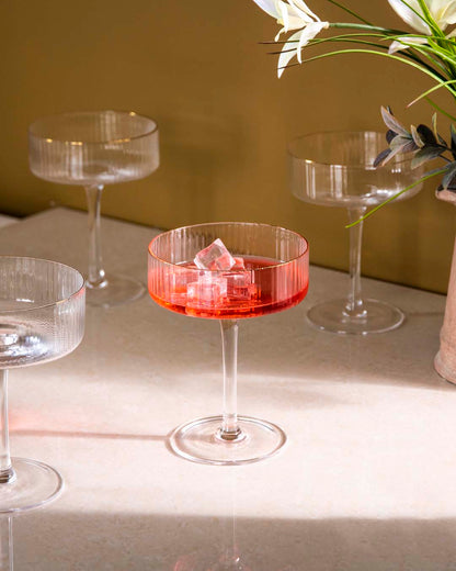 Coupe-Cocktailglas mit Drink