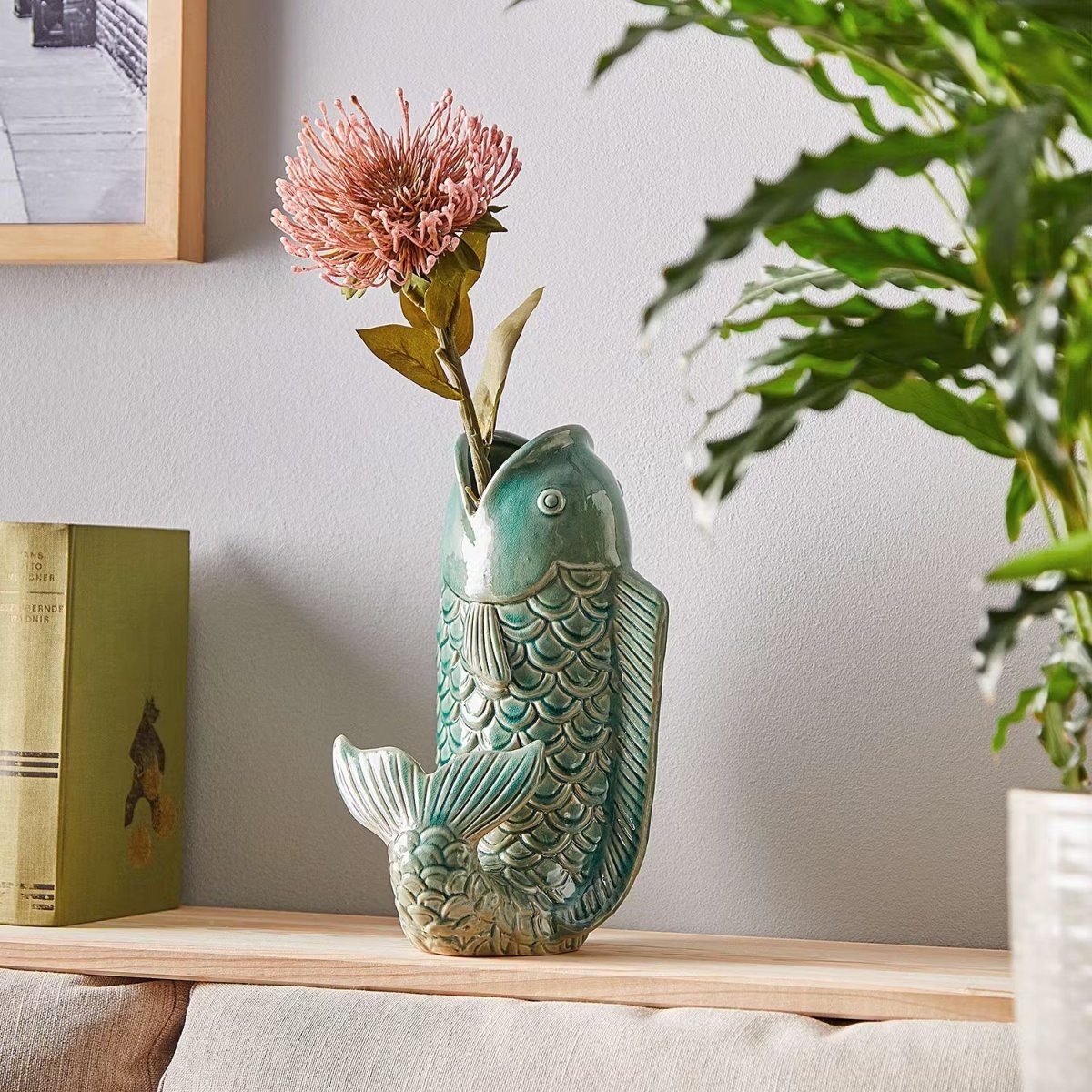 Koi-Fisch-Vase aus Steingut in salbeigrün – Wohnansicht