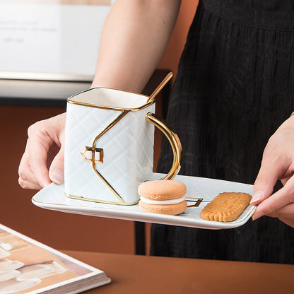 Handtaschen-Tasse in der Hand
