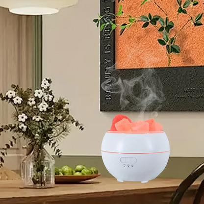 Salzlampe und Diffuser in weiß auf dem Sideboard