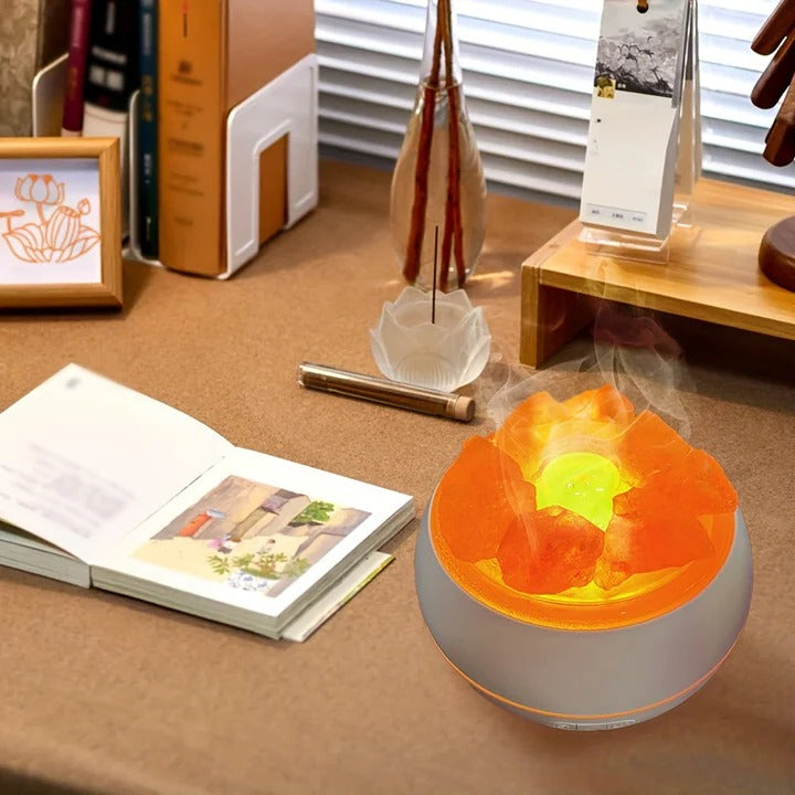 Aroma-Diffuser mit Salzkristallen auf dem Schreibtisch