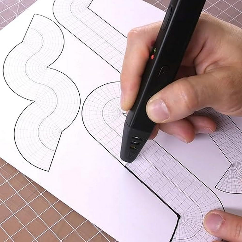 3D-Druckstift beim Zeichnen auf einer Schablone