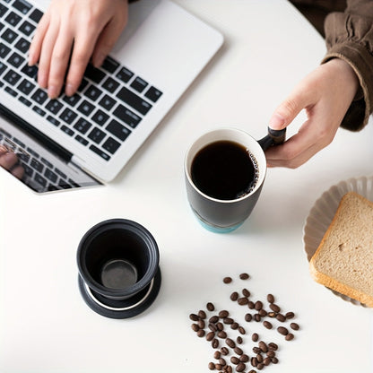 Tasse mit Sieb und Laptop