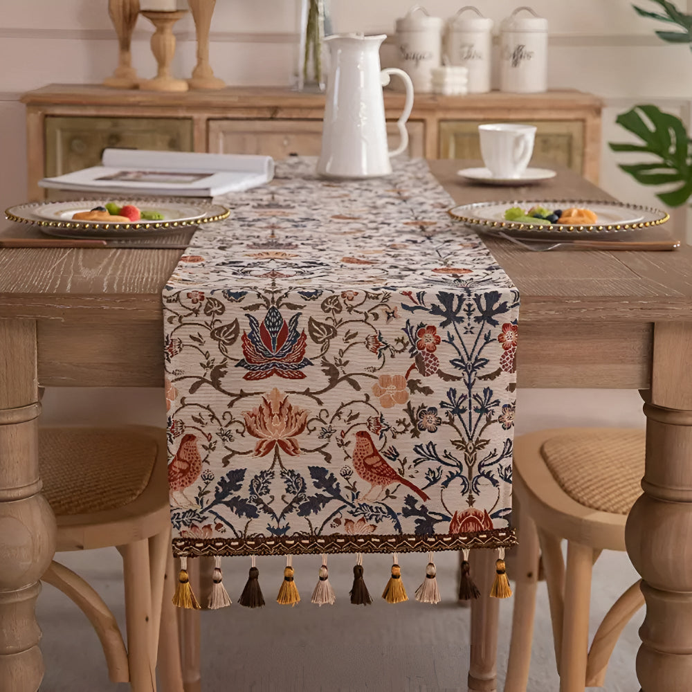 Jacquard-Tischläufer mit Quasten auf dem Esstisch