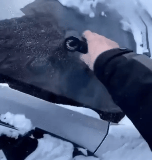 CrystalClean™ | Elektrischer Schneefeger – schnelle Winterhilfe zum mühelosen Schneeräumen