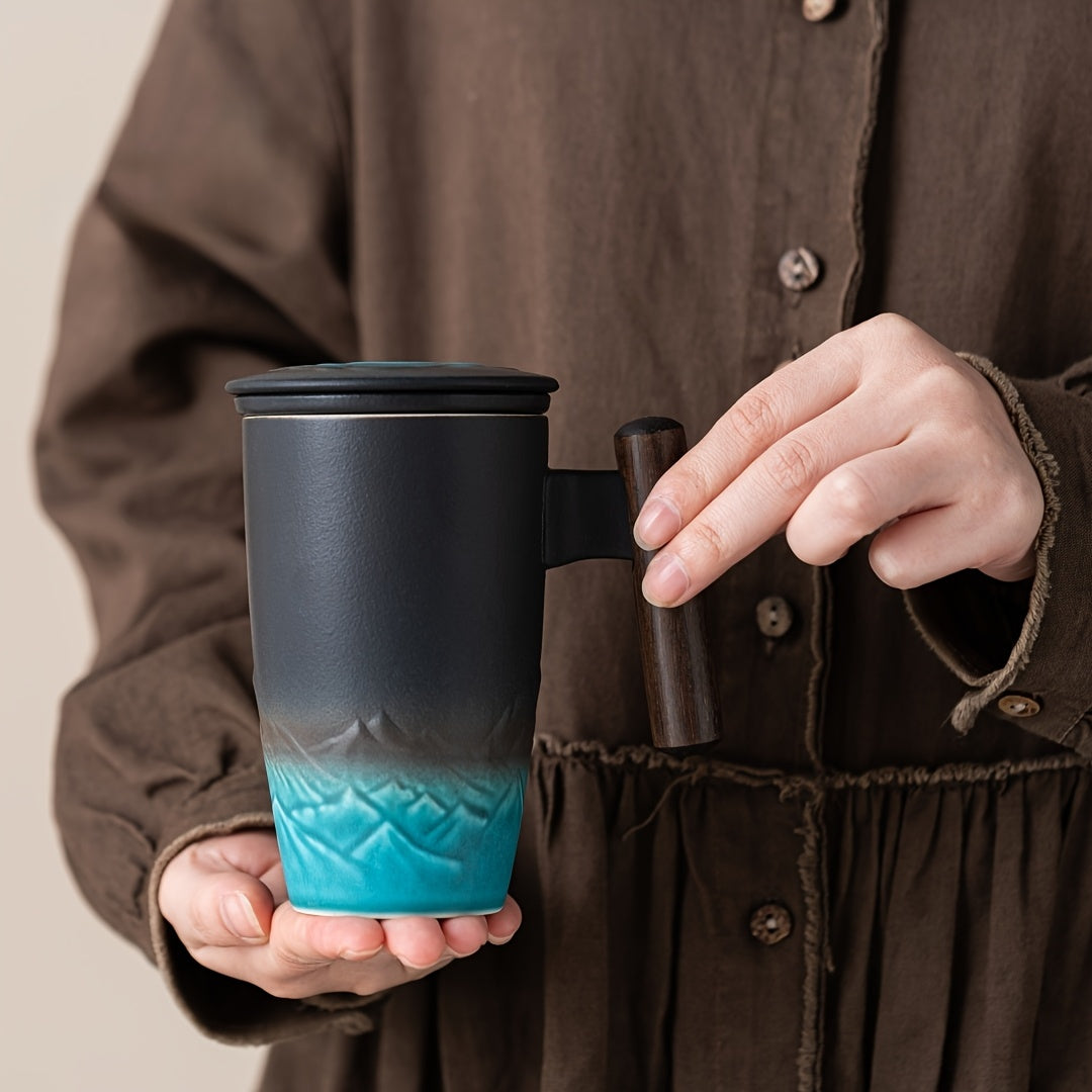 Keramik-Tasse mit Holzgriff in der Hand