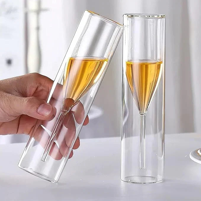 Champagnerglas in der Hand