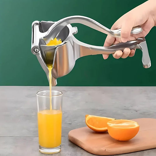 Zitruspresse beim Auspressen einer Orange