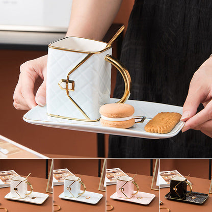 Handtaschen-Tasse beim Servieren