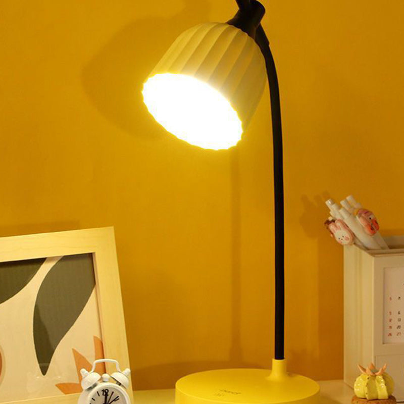 LED-Schreibtischlampe Gelb am Schreibtisch