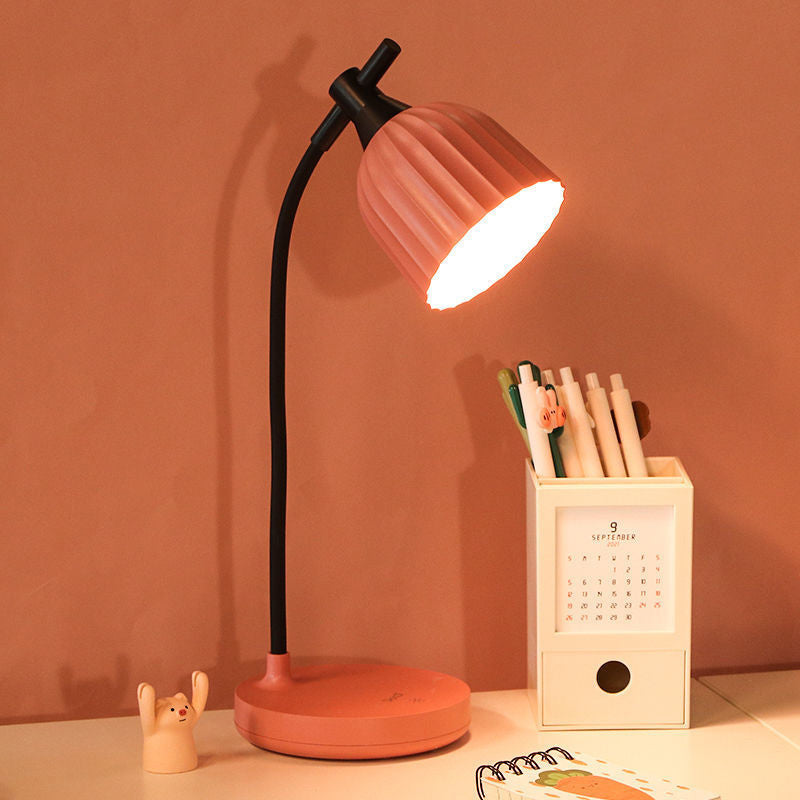 LED-Schreibtischlampe Rosa am Schreibtisch