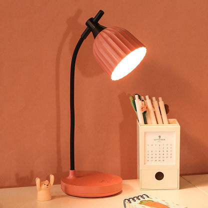 LED-Schreibtischlampe Rosa am Schreibtisch