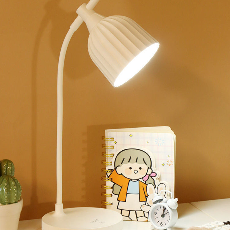 LED-Schreibtischlampe Weiß am Schreibtisch
