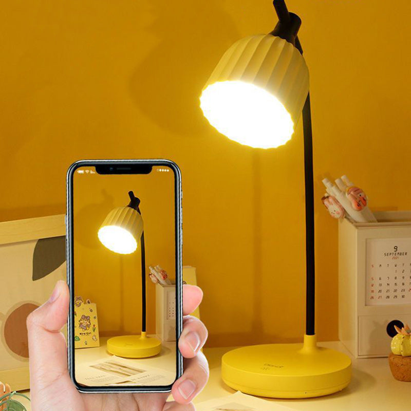 LED-Schreibtischlampe Gelb mit Smartphone