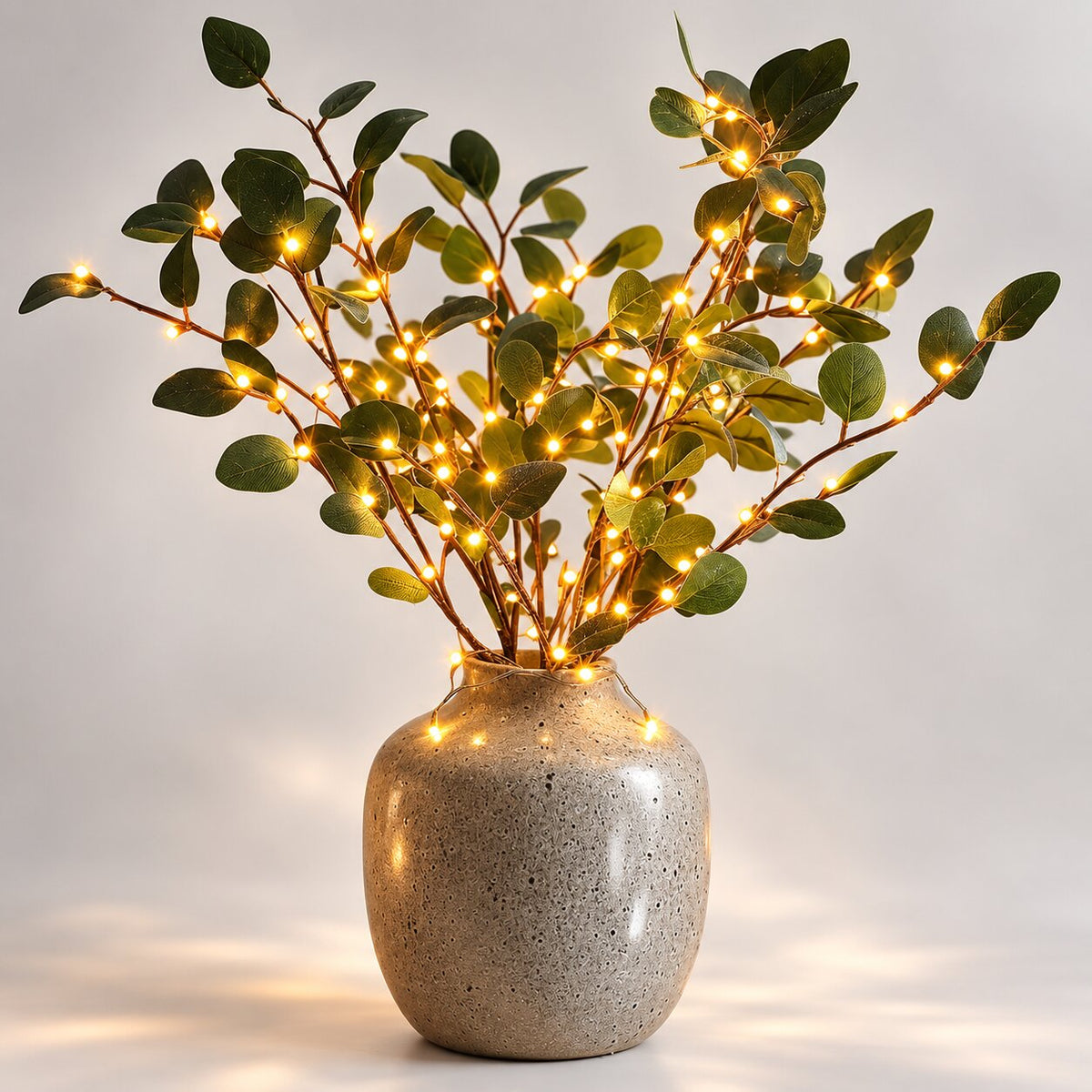 Beleuchtete Olivenzweige in der Vase