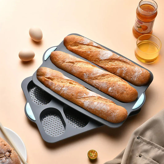 Antihaft-Baguette-Backform mit frischen Baguettes