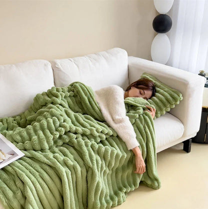Leichte Fleece-Decke auf dem Sofa