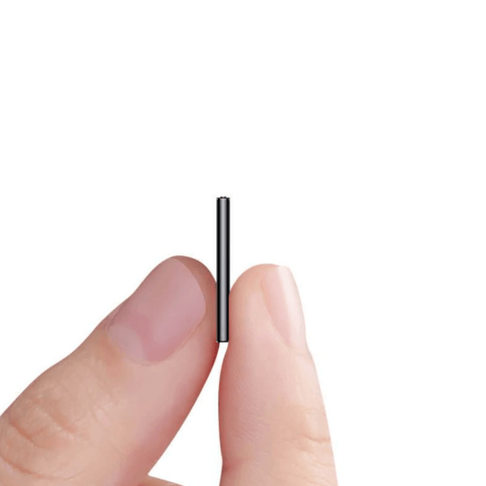 Mini-Diktiergerät zwischen zwei Fingern
