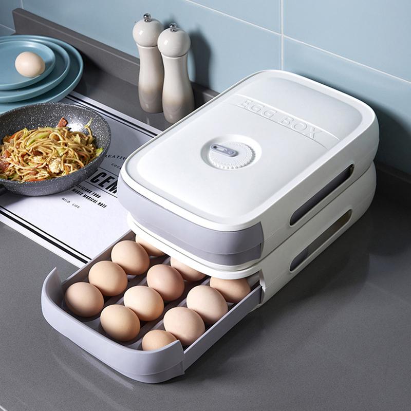 Eierbox gestapelt im Kühlschrank