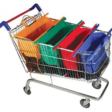 Einkaufstaschen im Einkaufswagen