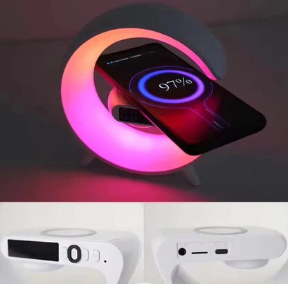 Smartphone lädt kabellos auf dem RGB-Lautsprecher
