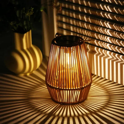 SolaraWeave™ | Solar Laterne – Rattan Design, warmes LED-Licht, automatisch & wetterfest