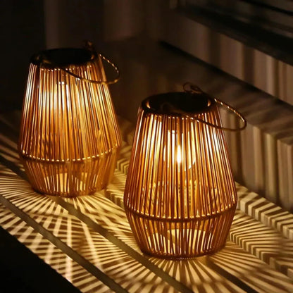 SolaraWeave™ | Solar Laterne – Rattan Design, warmes LED-Licht, automatisch & wetterfest