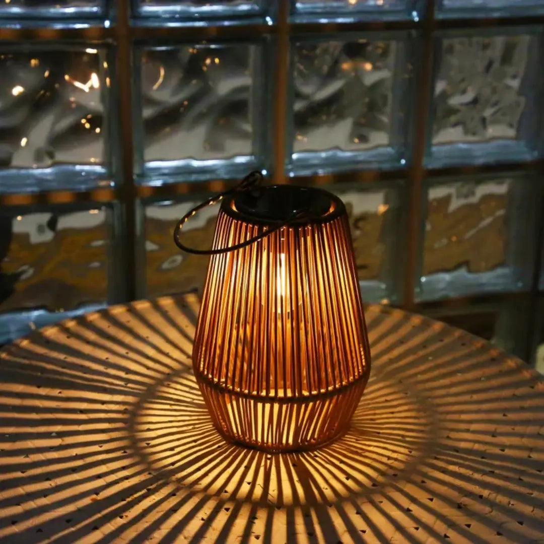 SolaraWeave™ | Solar Laterne – Rattan Design, warmes LED-Licht, automatisch & wetterfest