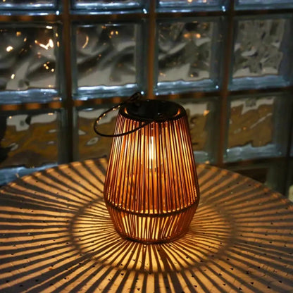 SolaraWeave™ | Solar Laterne – Rattan Design, warmes LED-Licht, automatisch & wetterfest