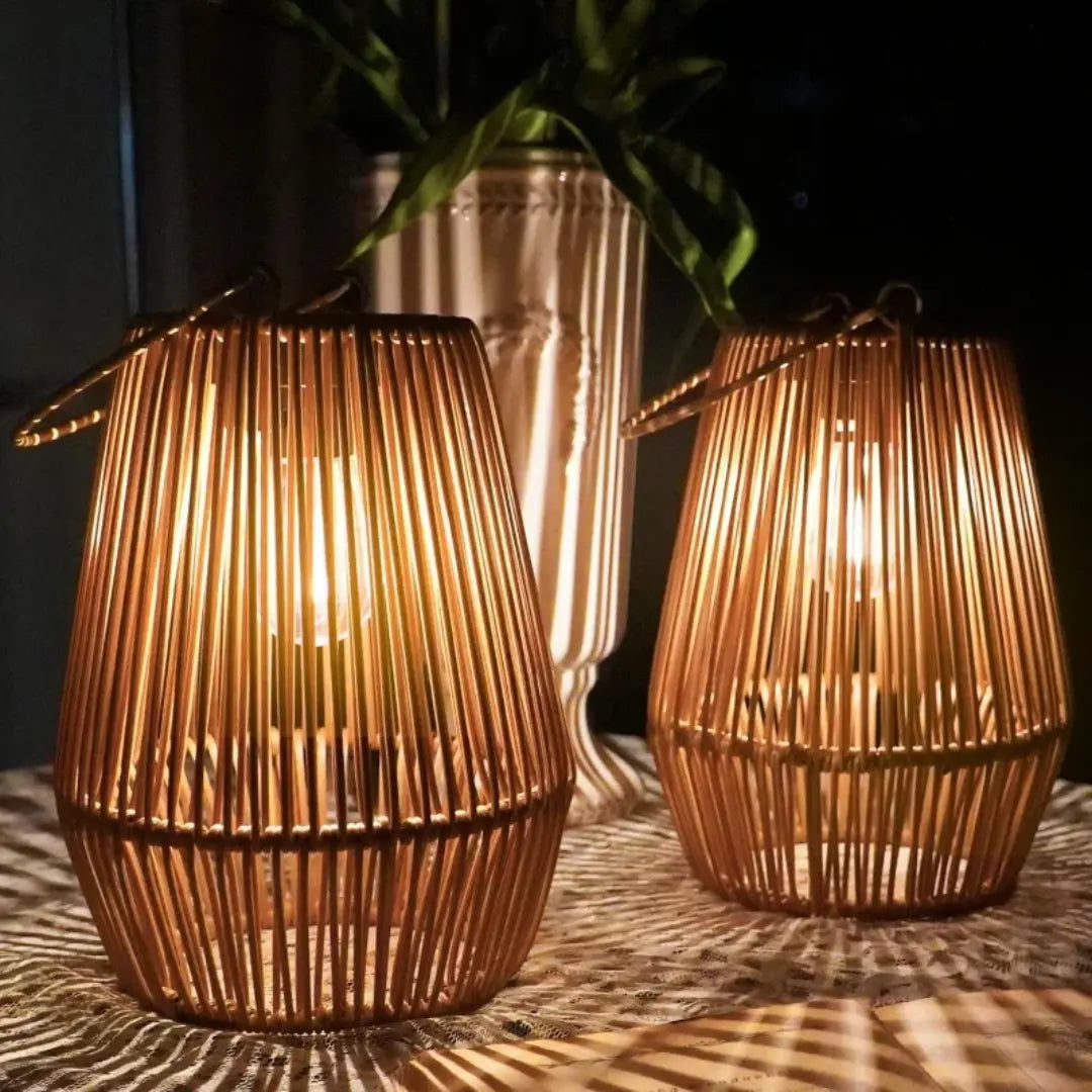 SolaraWeave™ | Solar Laterne – Rattan Design, warmes LED-Licht, automatisch & wetterfest