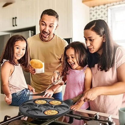 Familie beim Pfannkuchen backen