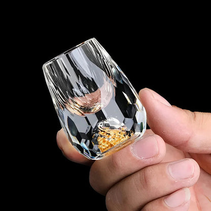 Kristallglas in der Hand