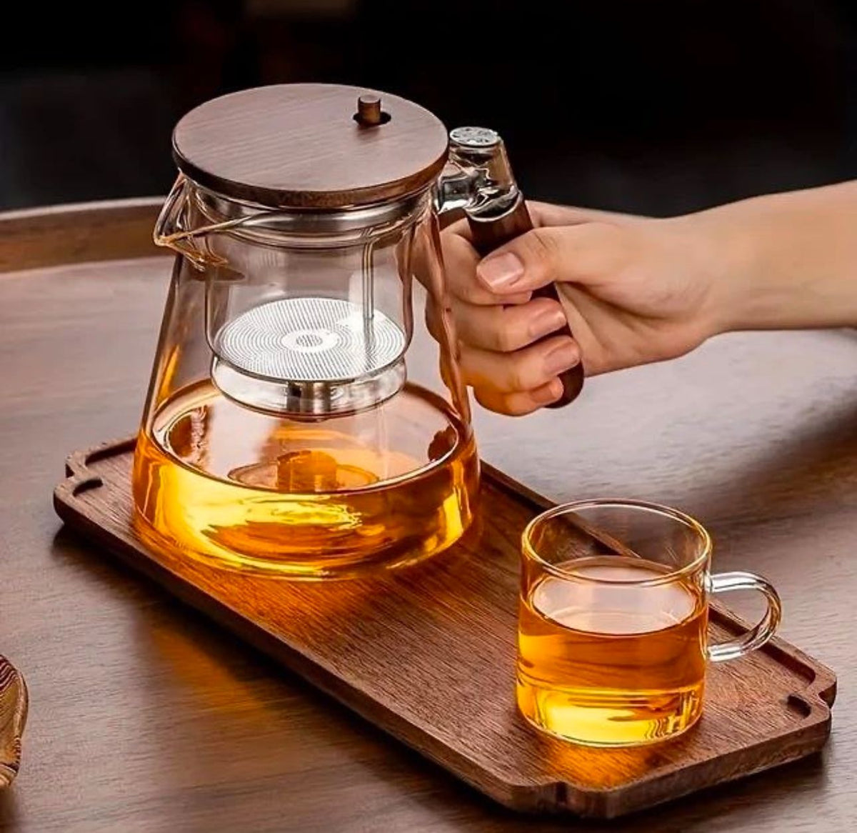 Glas-Teekanne mit Tablett