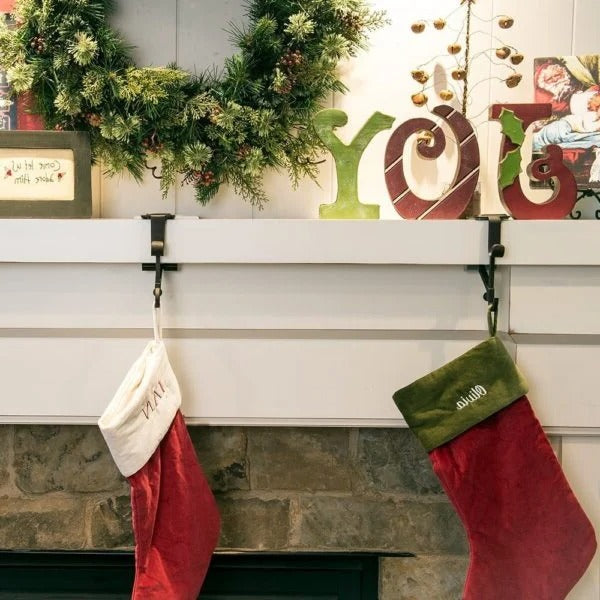 Weihnachtsstrümpfe am Kaminsims mit Strumpfhaltern