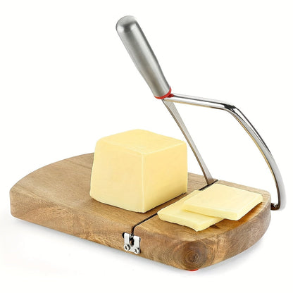 Käseschneider mit Draht auf Holzbrett