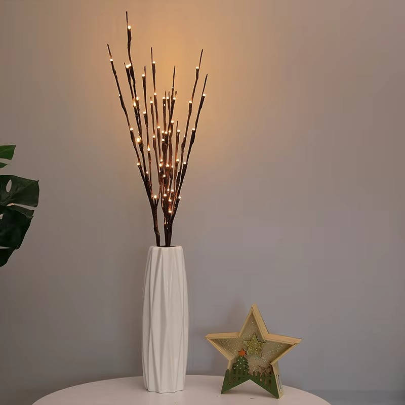 LED-Lichterzweige in weißer Vase