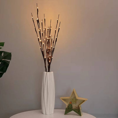 LED-Lichterzweige in weißer Vase
