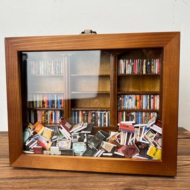 Mini-Bücherregal aus Holz mit Mini-Büchern