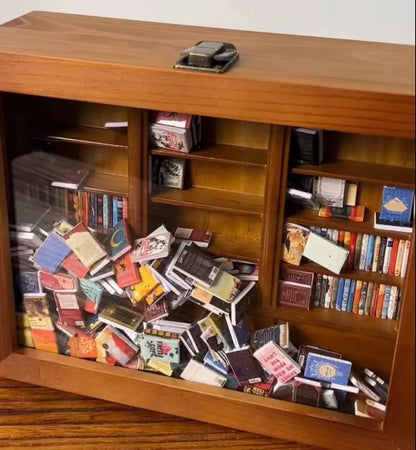 Holzregal mit vielen kleinen Papierbüchern