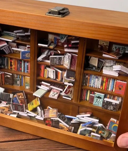 Mini-Bücherregal mit durchgeschüttelten Mini-Büchern