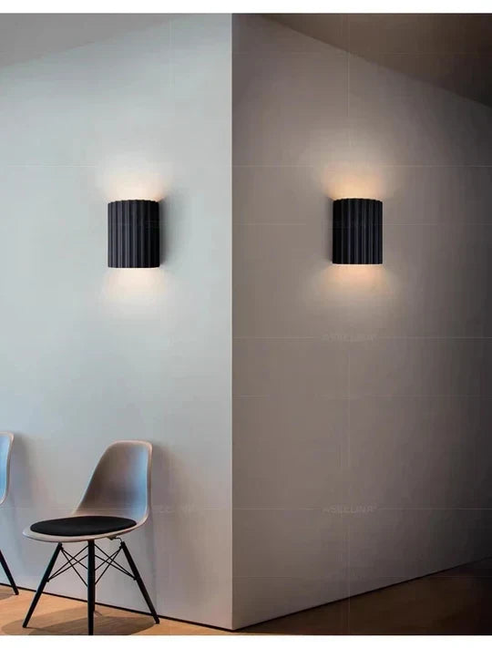 Wandlampe Rillendesign Schwarz im Flur