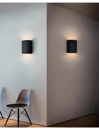 Wandlampe Rillendesign Schwarz im Flur