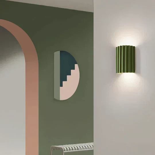 Wandlampe Rillendesign Grün im Wohnraum