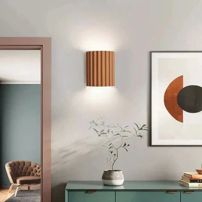 Wandlampe Rillendesign Braun im Wohnzimmer