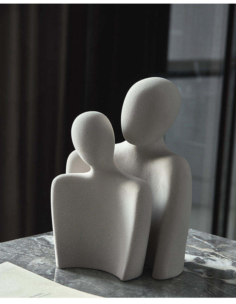Abstrakte Keramik-Skulptur Umarmendes Paar auf Tisch