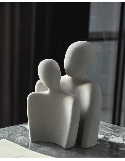 Abstrakte Keramik-Skulptur Umarmendes Paar auf Tisch