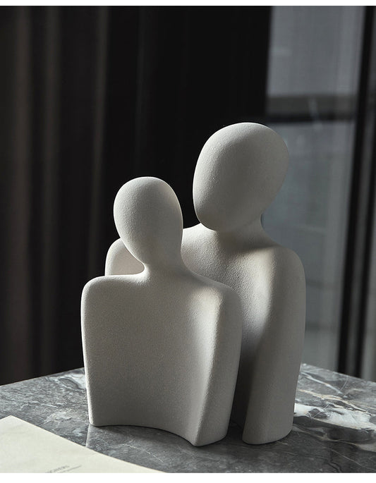 Abstrakte Keramik-Skulptur Umarmendes Paar auf Tisch