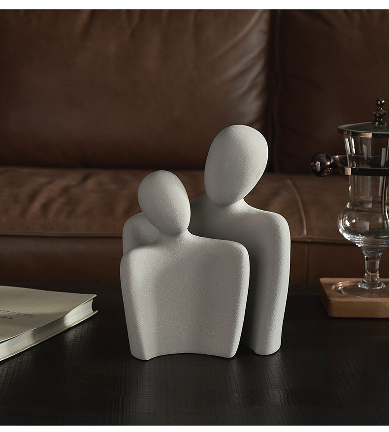 Keramik-Skulptur Umarmendes Paar auf dem Sideboard