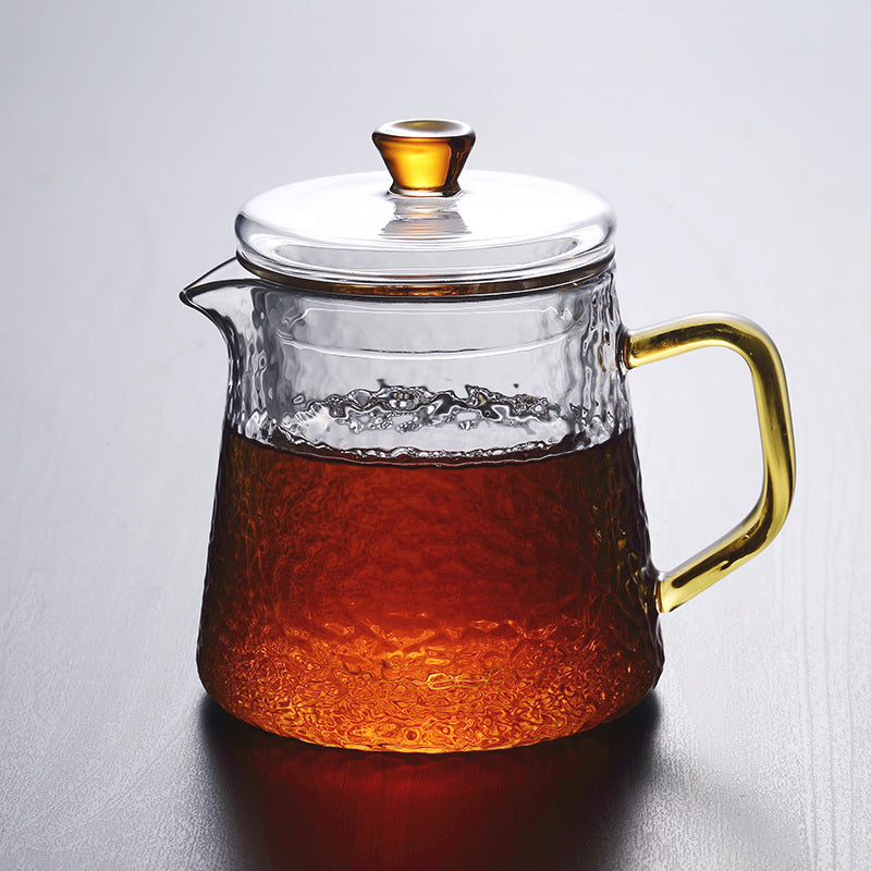 Glas-Teekanne mit Tee
